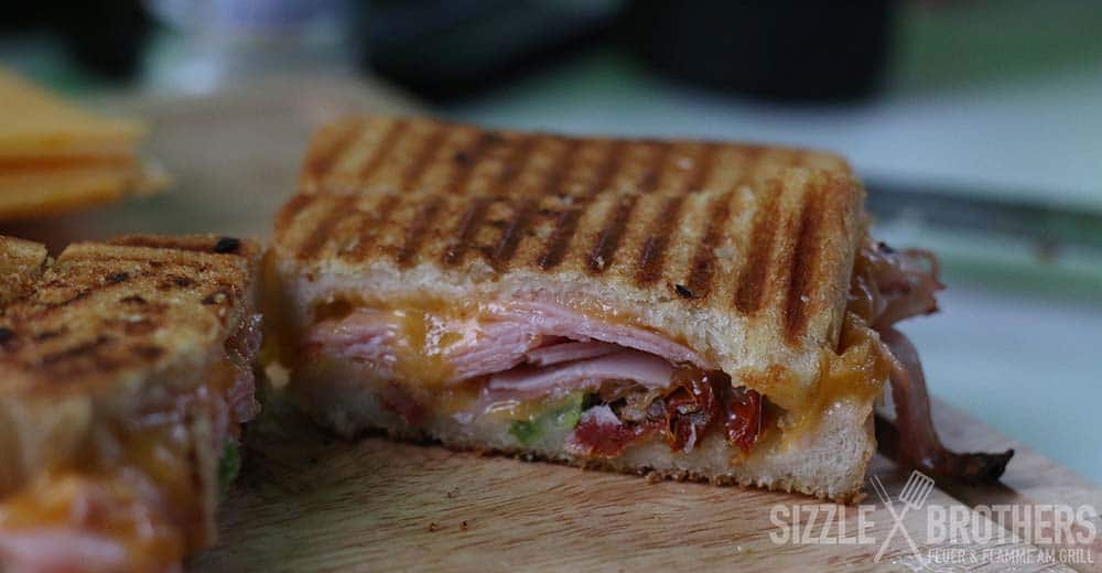 Im Anschnitt des Sandwich Rezeptes sind die einzelnen Zutaten zu erkennen
