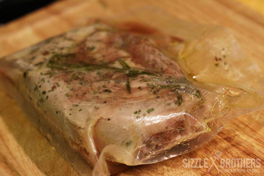 Schweinefilet im Vakuumbeutel nach 2 Stunden im Wasserbad