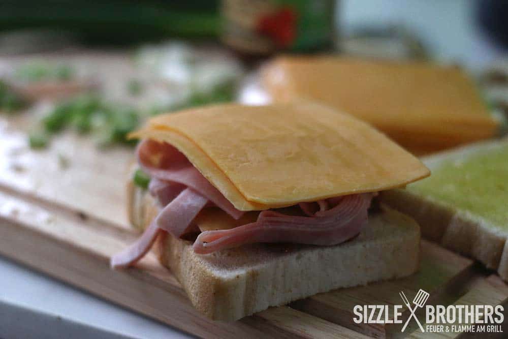 Für das Sandwich Rezept wird das Sandwichtoast mit allen Zutaten belegt