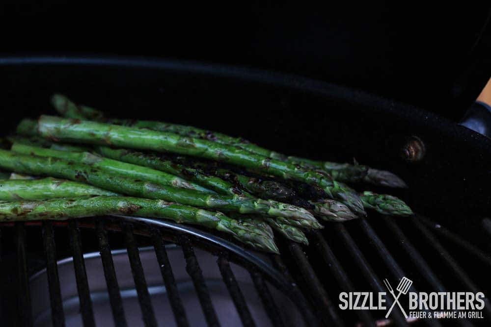 Grüner Spargel wird gegrillt