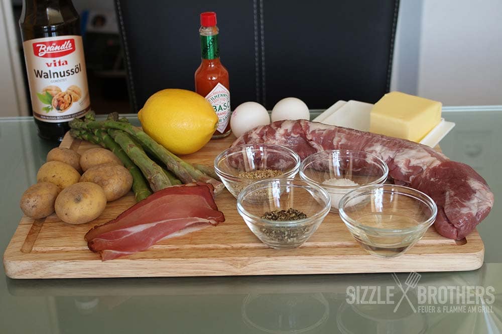 Schweinefilet mit Kruste - Alle Zutaten auf einem Holzbrett