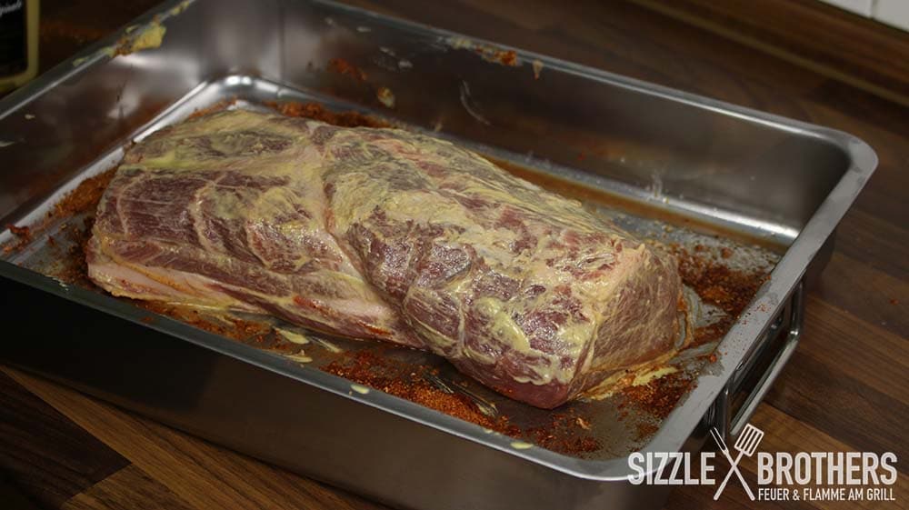 Schweinenacken für Pulled Pork vom Gasgrill mit Senf eingerieben