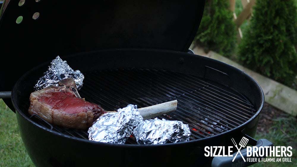 Das Steak wird zuerst indirekt gegrillt und vorgegart