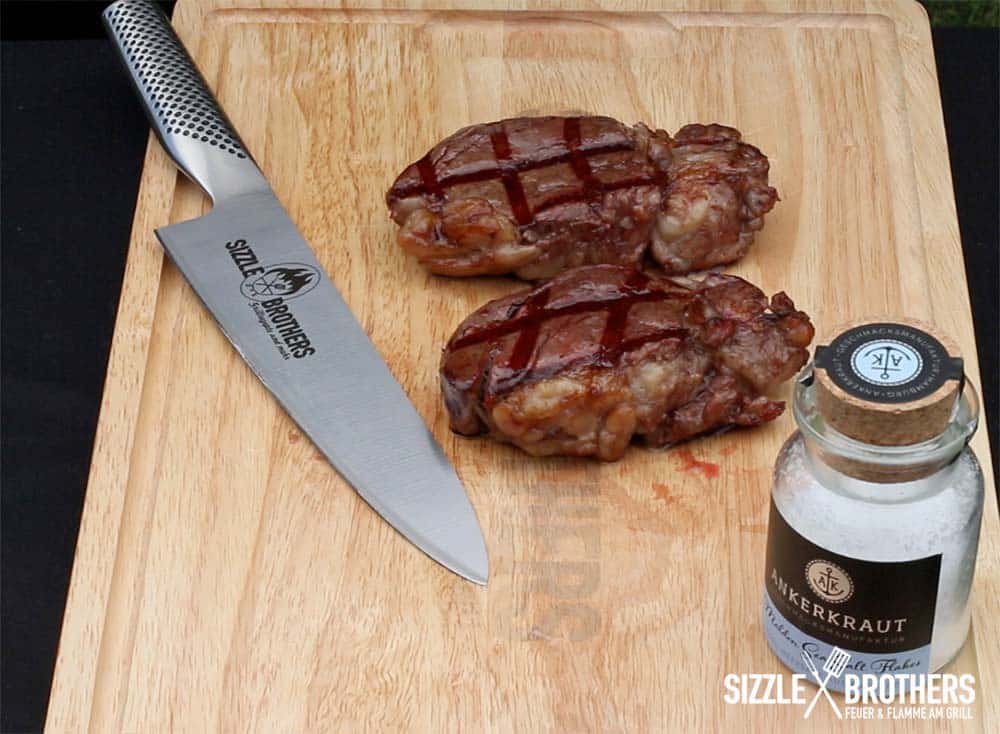 Das Dry Aged Rinderfilet ruht nach dem Grillen