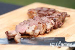 Das angeschnittene Rinderfilet auf einem Holzbrett.
