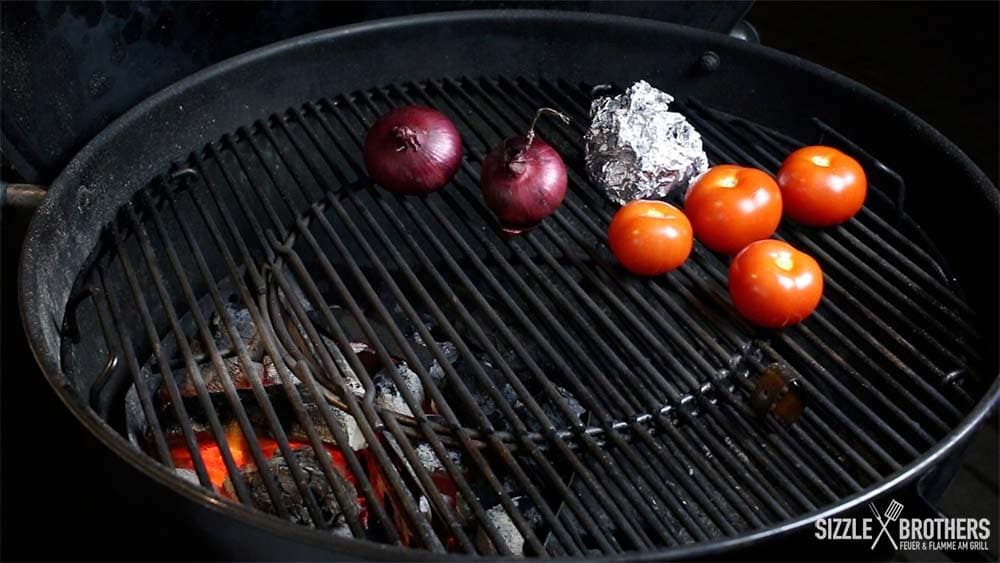 Tomaten, Knoblauch und Zwiebel werden für das Bruschetta Rezept indirekt gegrillt