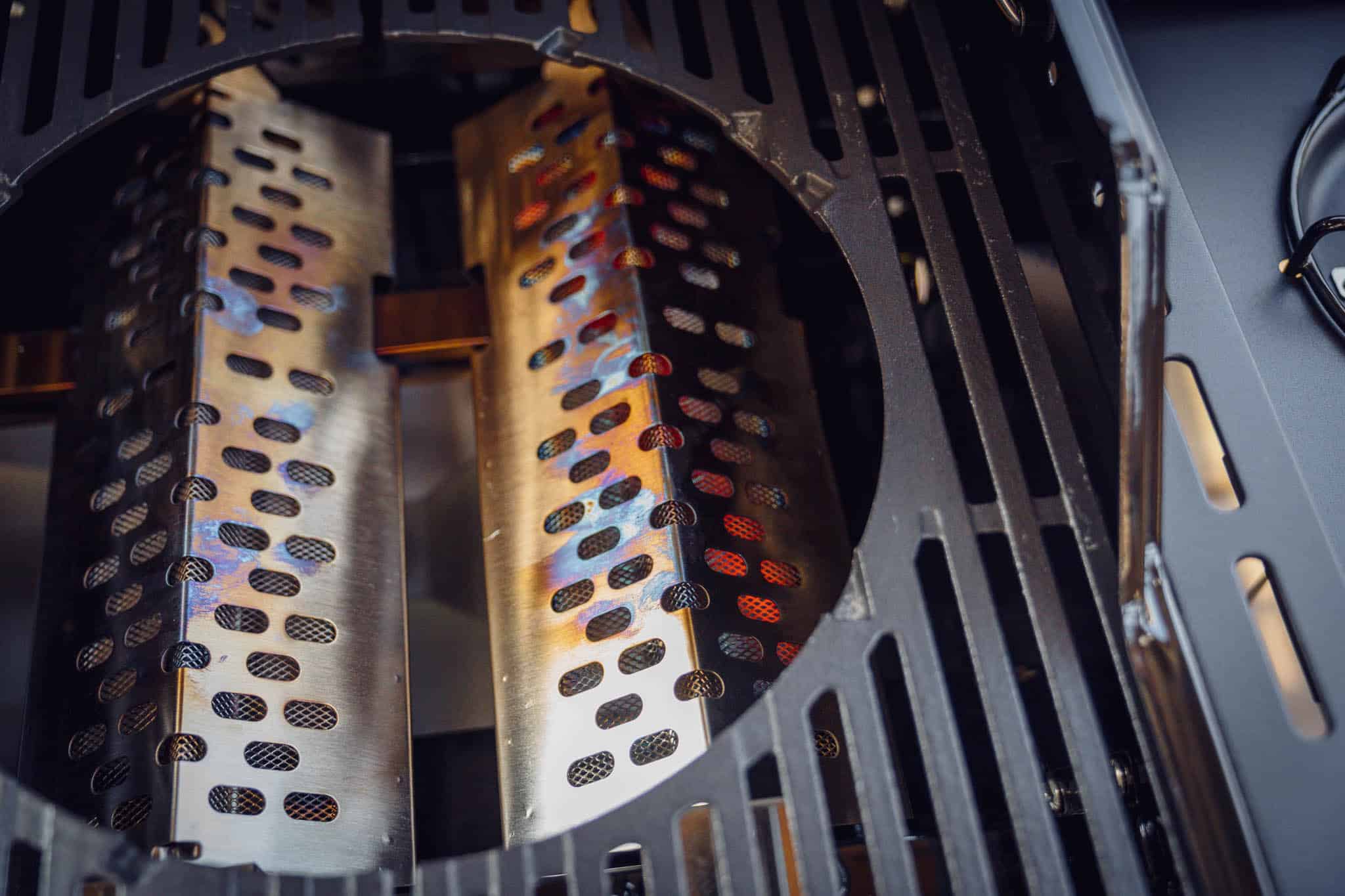 Glühende Abdeckung beim Gasgrill