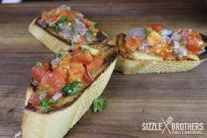 Bruschetta Rezept - das fertige Bruschetta auf einem Holzbrett