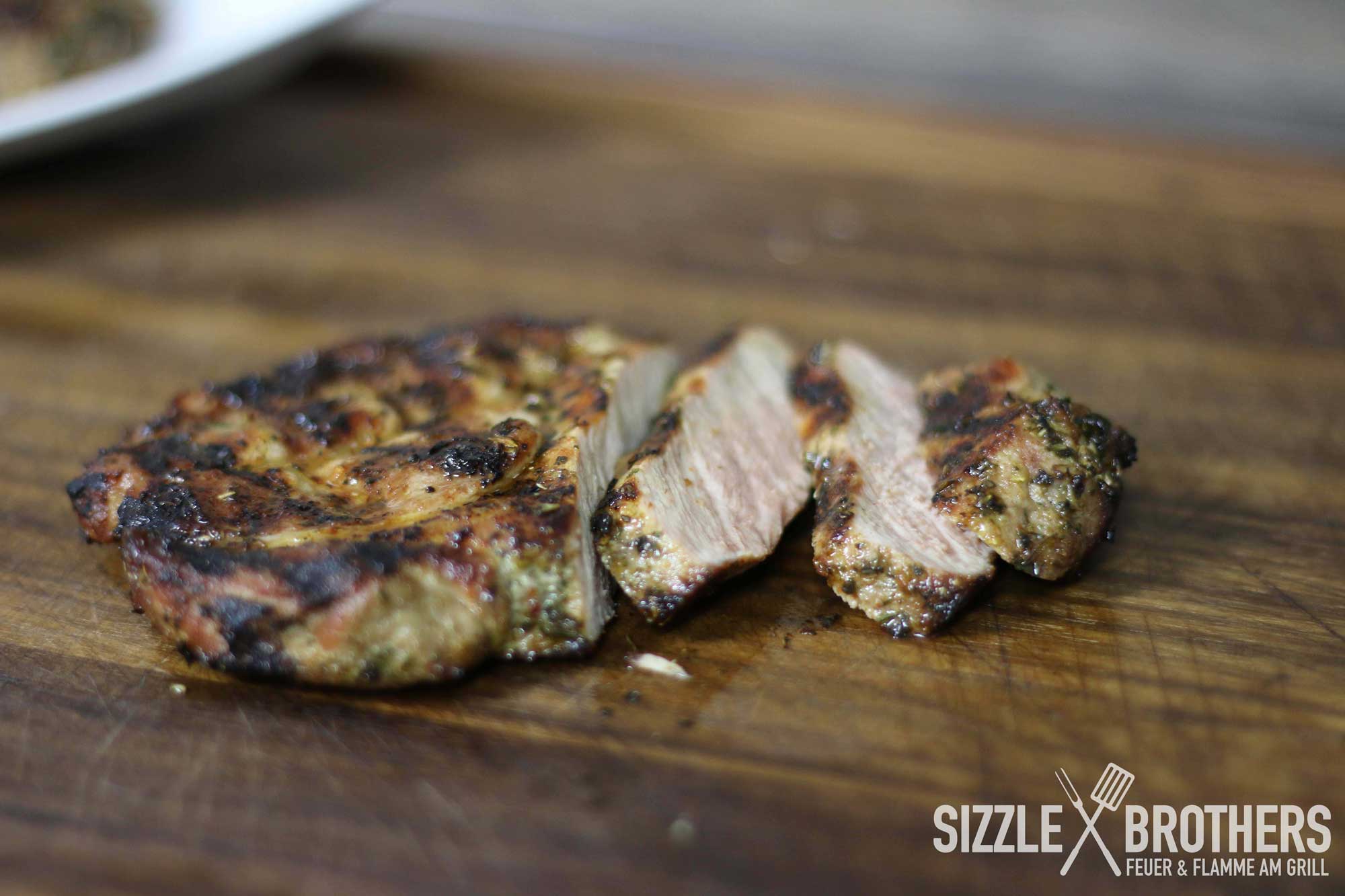 Saftig und zart sind die fertig gegrillten Nackensteaks