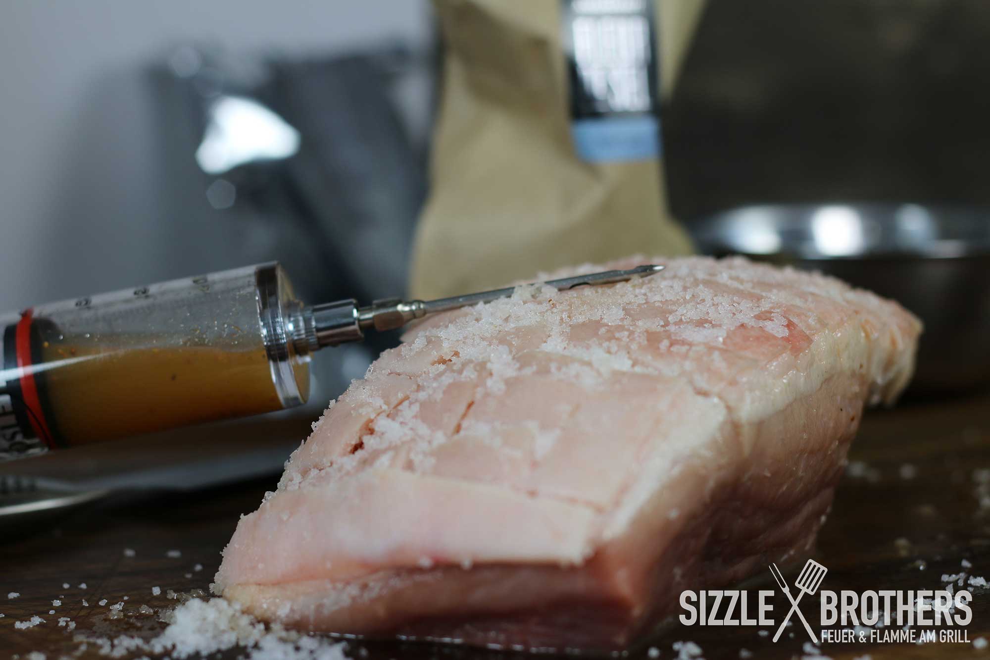 Gesalzene Schwarte für Krustenbraten vom Gasgrill