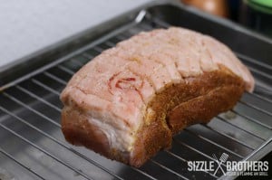 Zubereitung Krustenbraten vom Gasgrill: Salz auf der Schwarte abschütteln