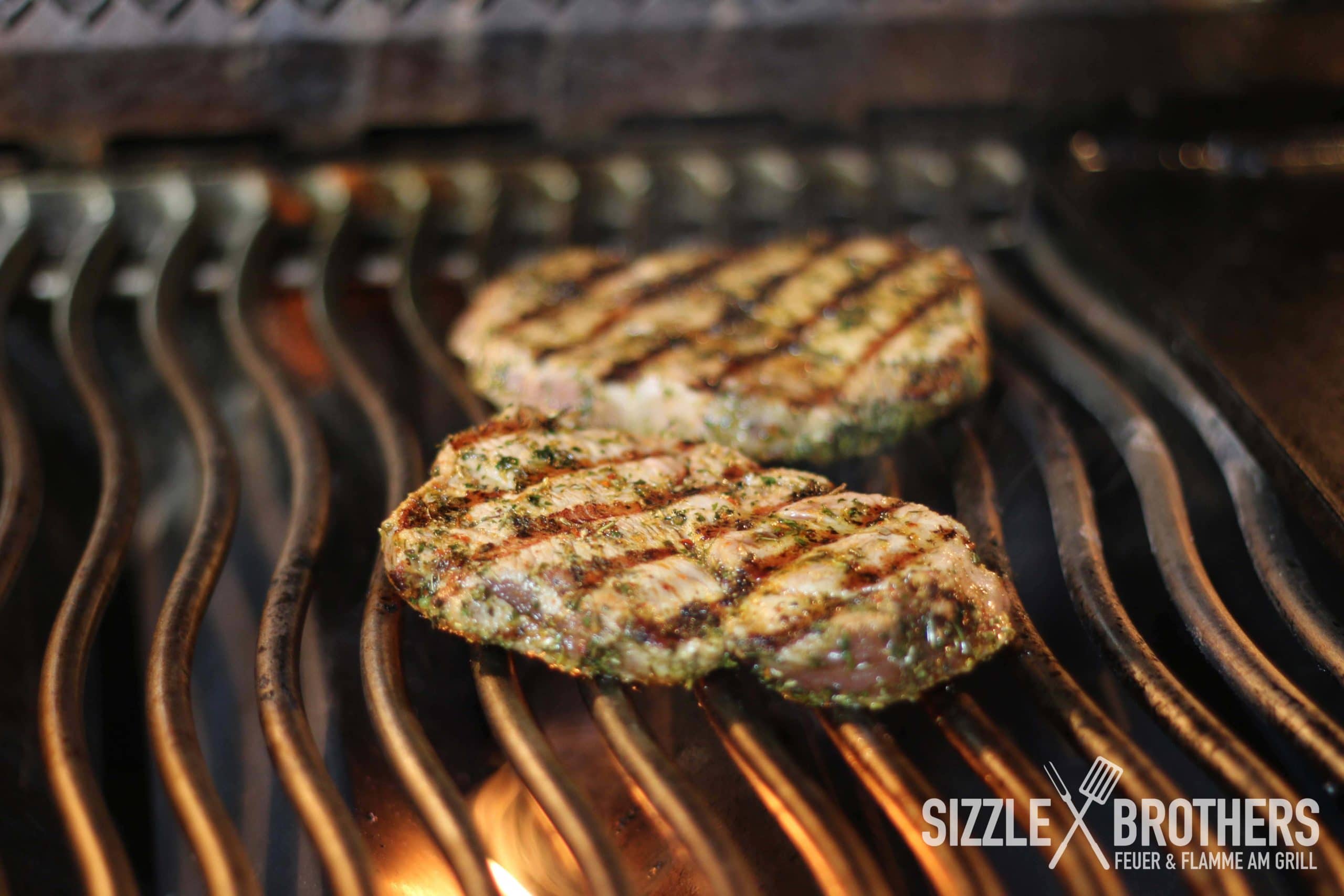Nackensteaks marinieren - Die Nackensteaks werden direkt gegrillt