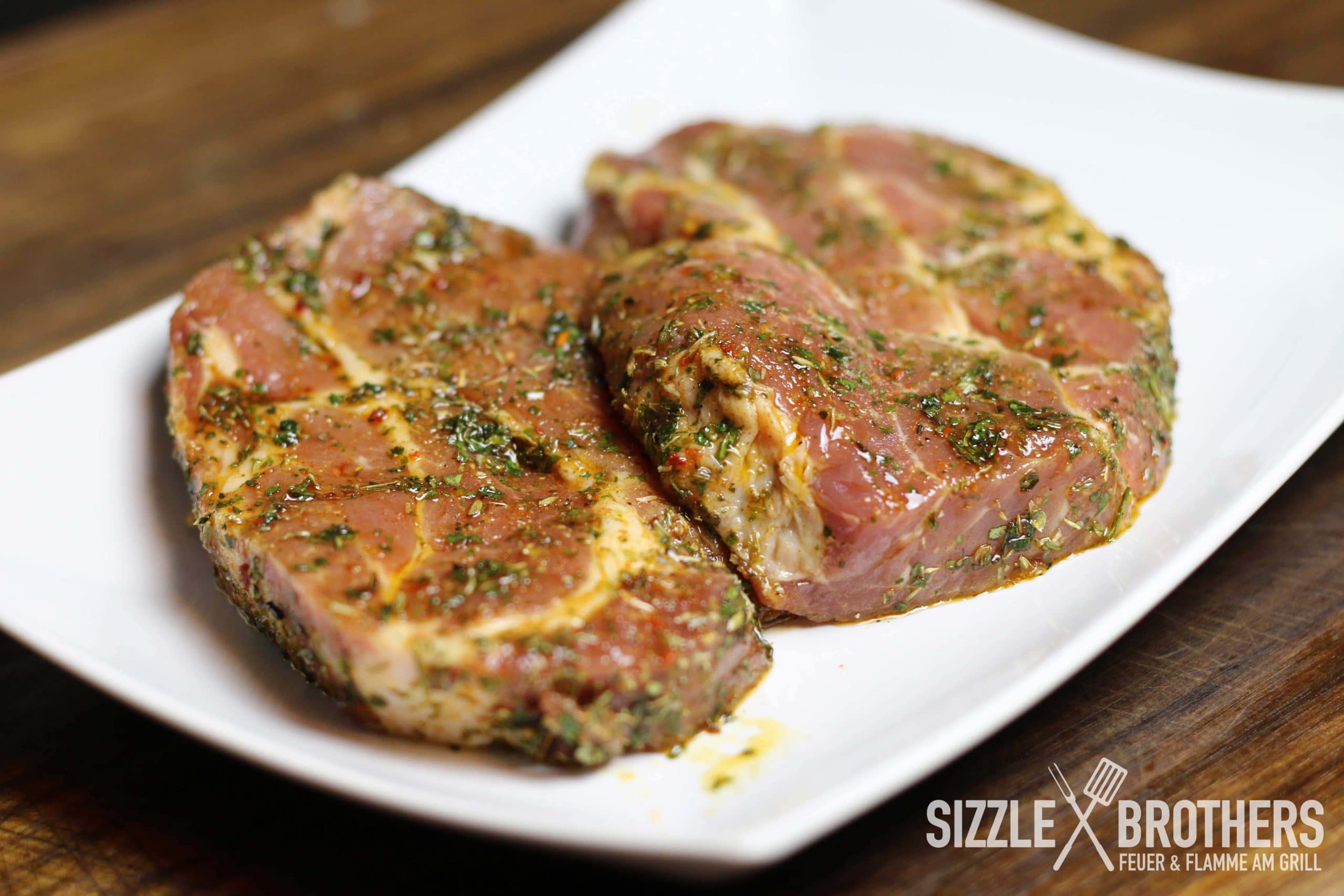 Die Nackensteaks sind fertig mariniert