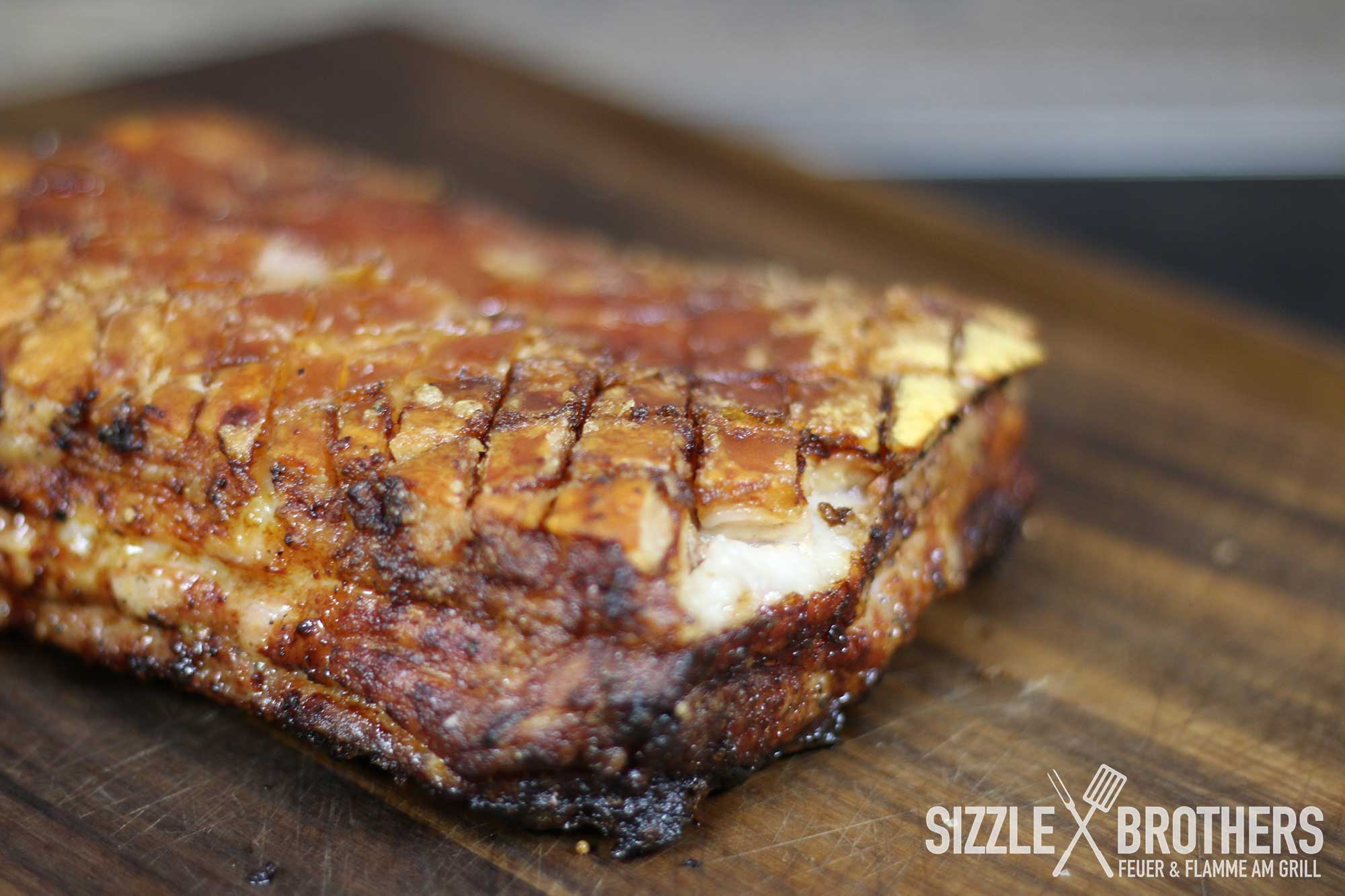 Schweinebauch grillen - Die Schwarte ist richtig kross geworden