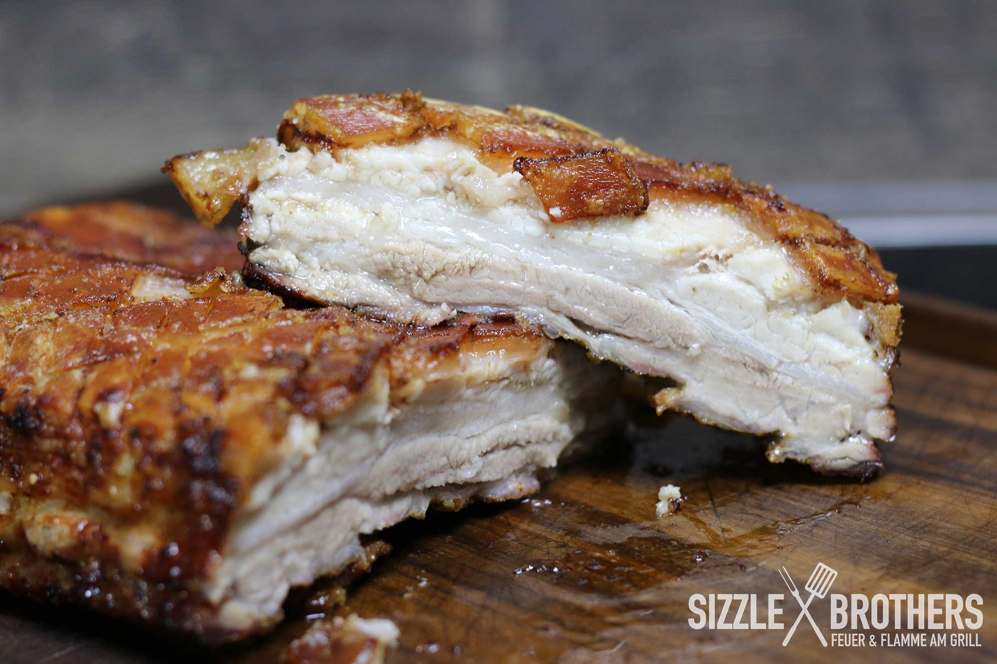 Auch angeschnitten sieht der gegrillte Schweinebauch sehr lecker aus