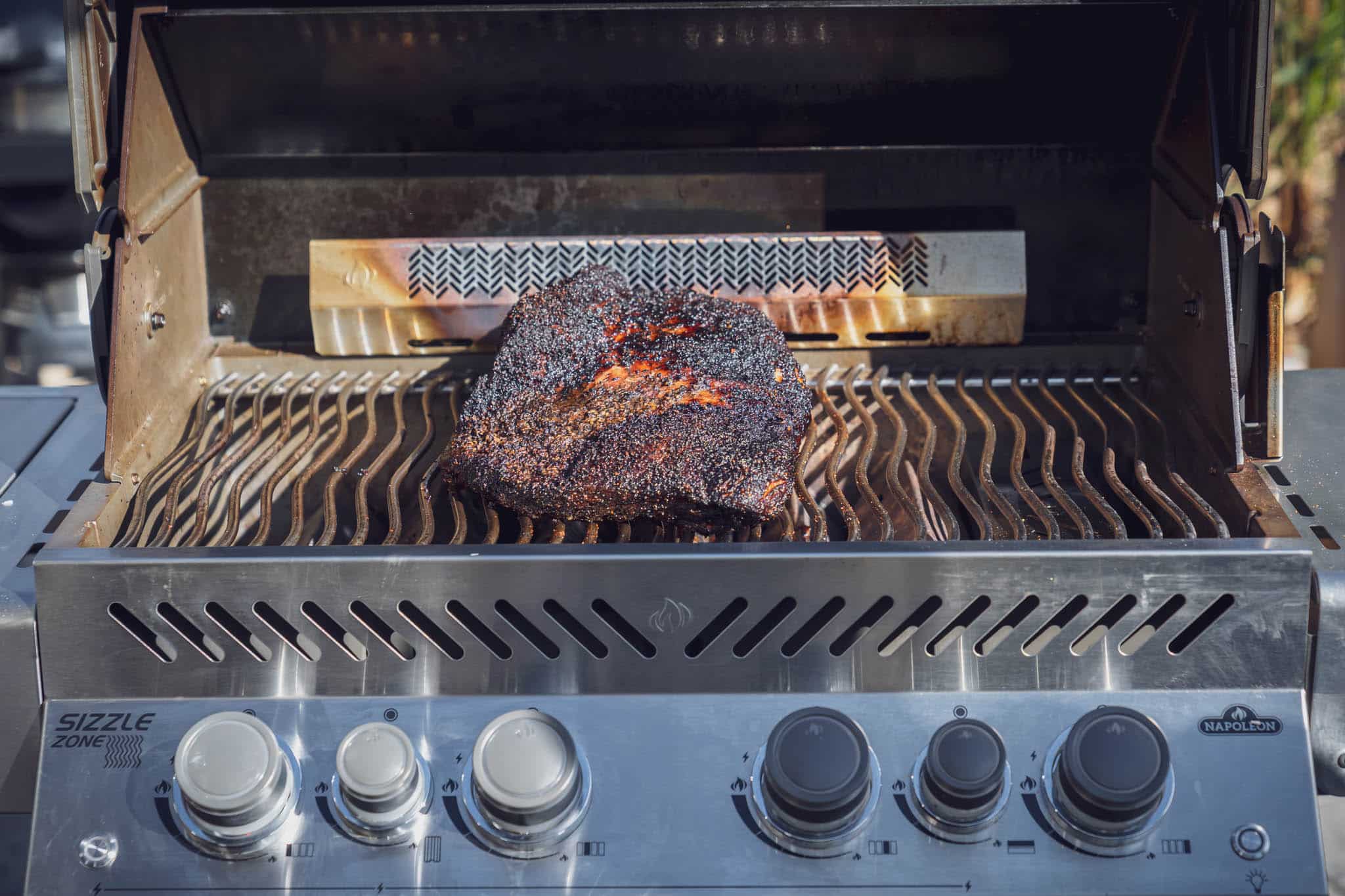 Im indirekten Bereich platziert nimmt das Brisket Farbe an