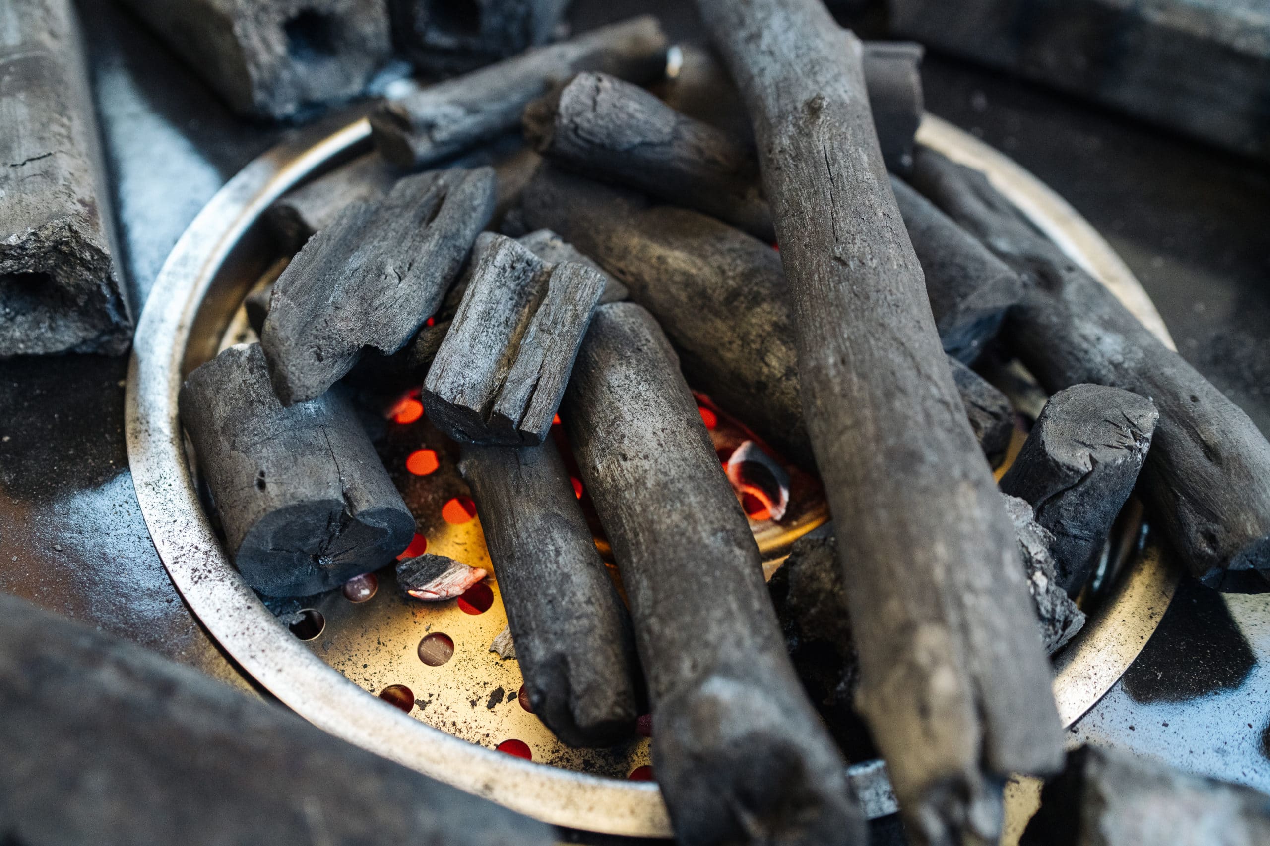 Grillkohle in länglicher Form