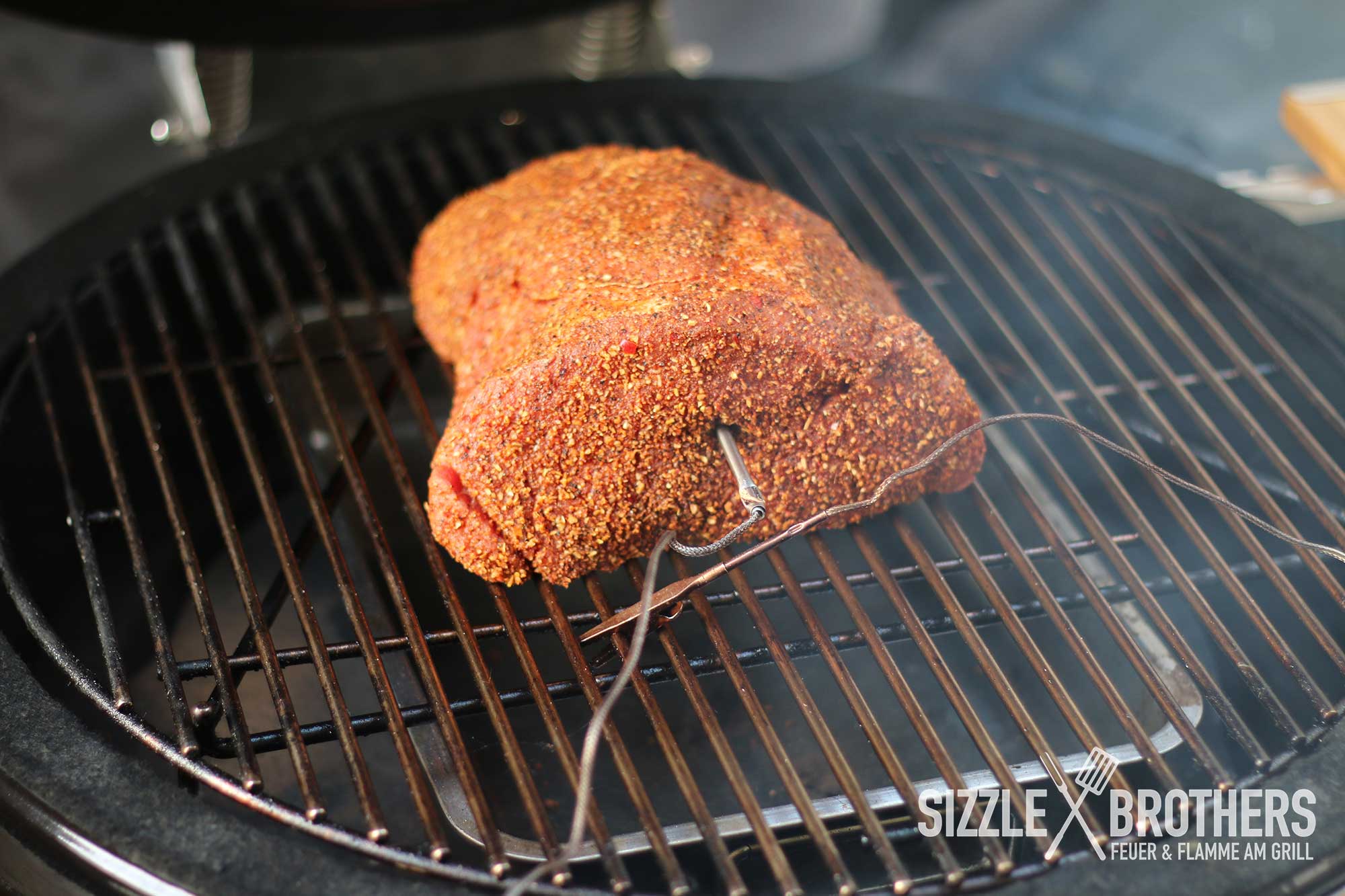 Pulled Beef liegt auf dem Grill.