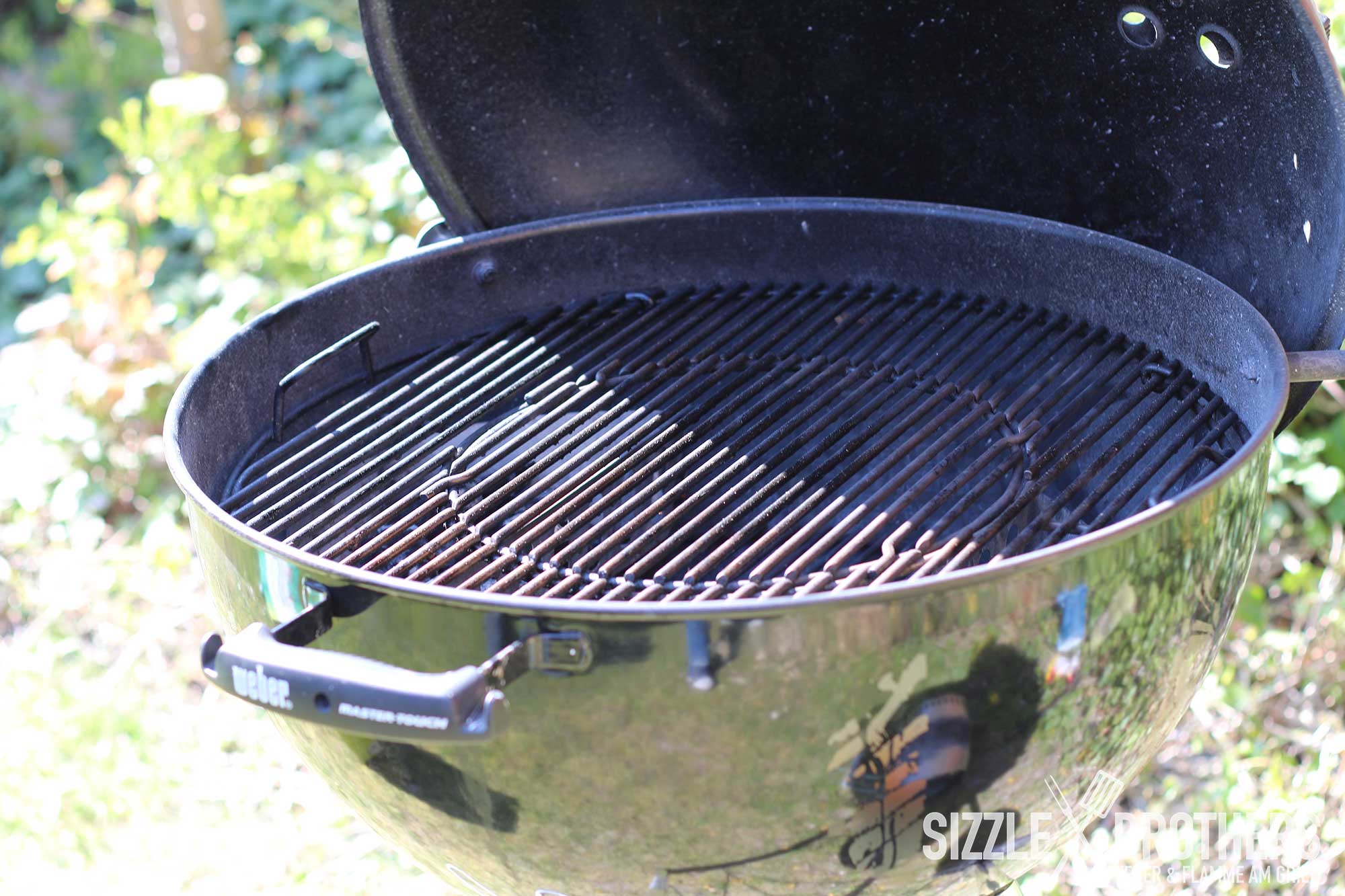 Der Kugelgrill mit Deckel und Deckelhalter