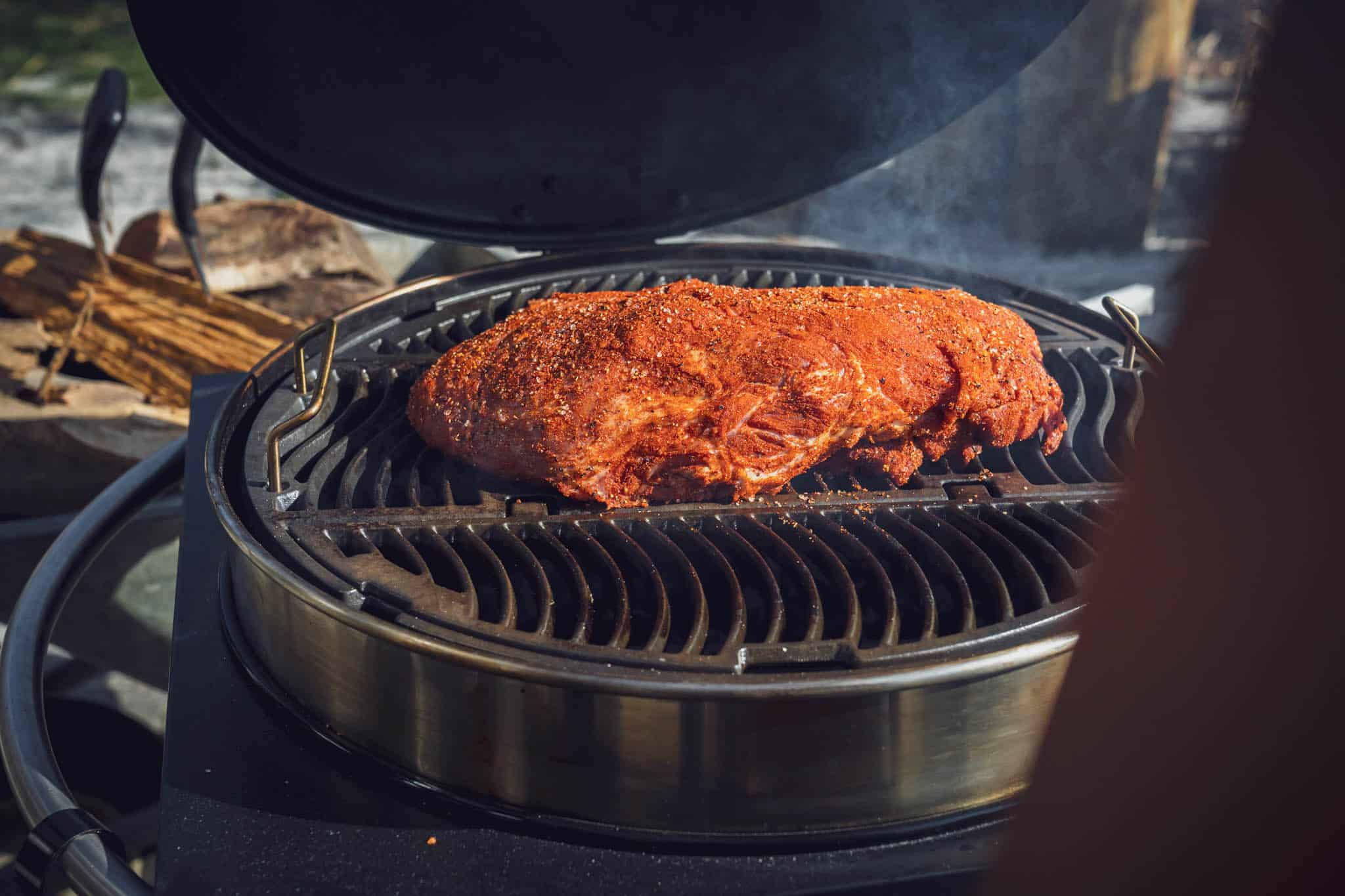 Gewürztes Pulled Pork auf dem Grill