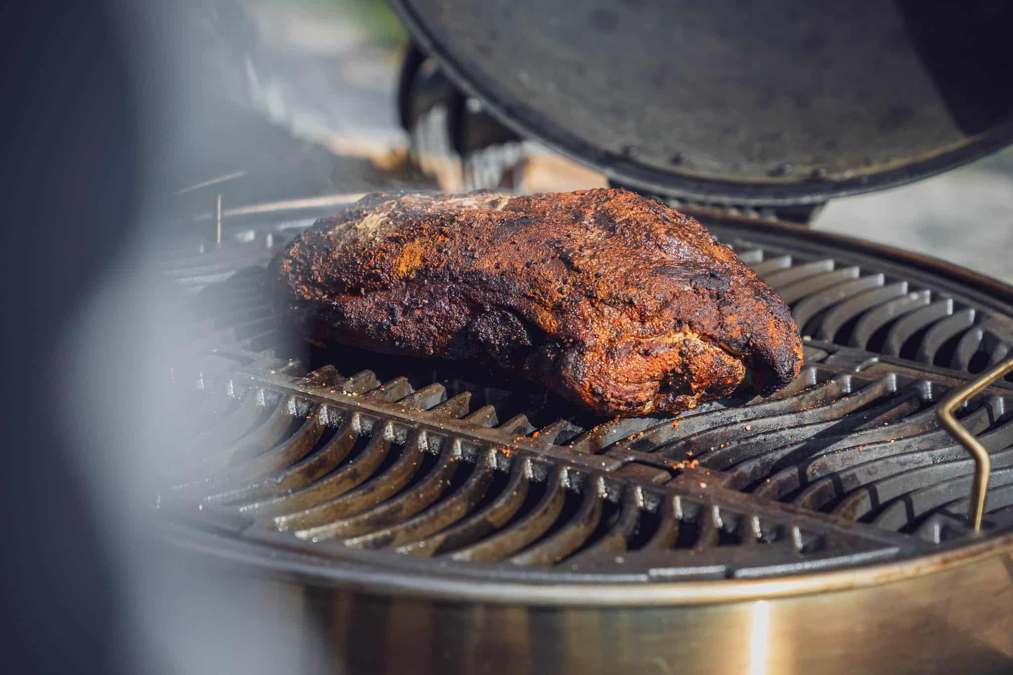 Gewürzter Schweinenacken auf dem Kugelgrill