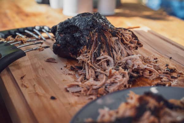 Frisches Pulled Pork vom Kugelgrill