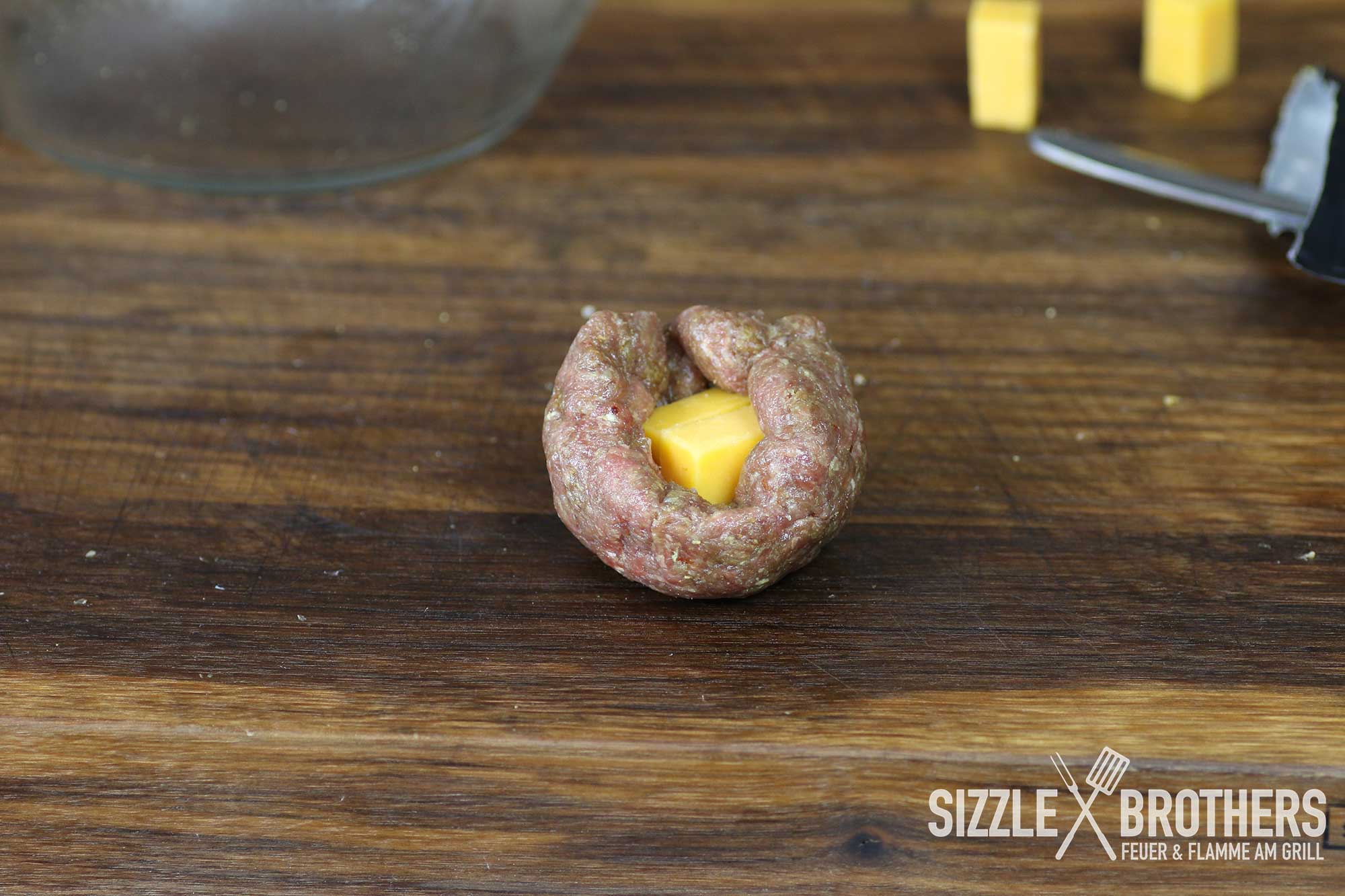 Zubereitung Moink Balls: Käse mit Hackfleisch umschließen