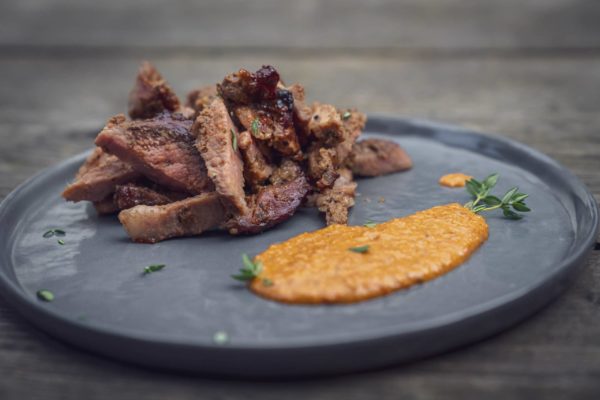 Frisches Gyros mit einer leckeren Metaxasauce