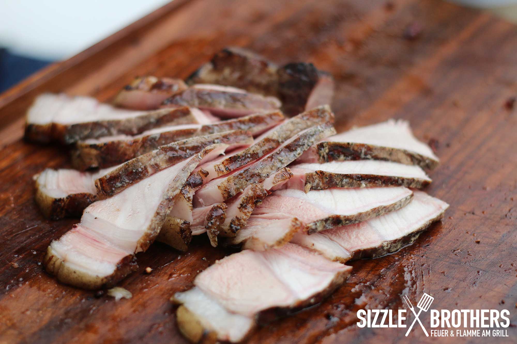 Das AZK Steak ist fertig und in Tranchen aufgeschnitten