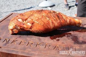Die fertige Spanferkelkeule