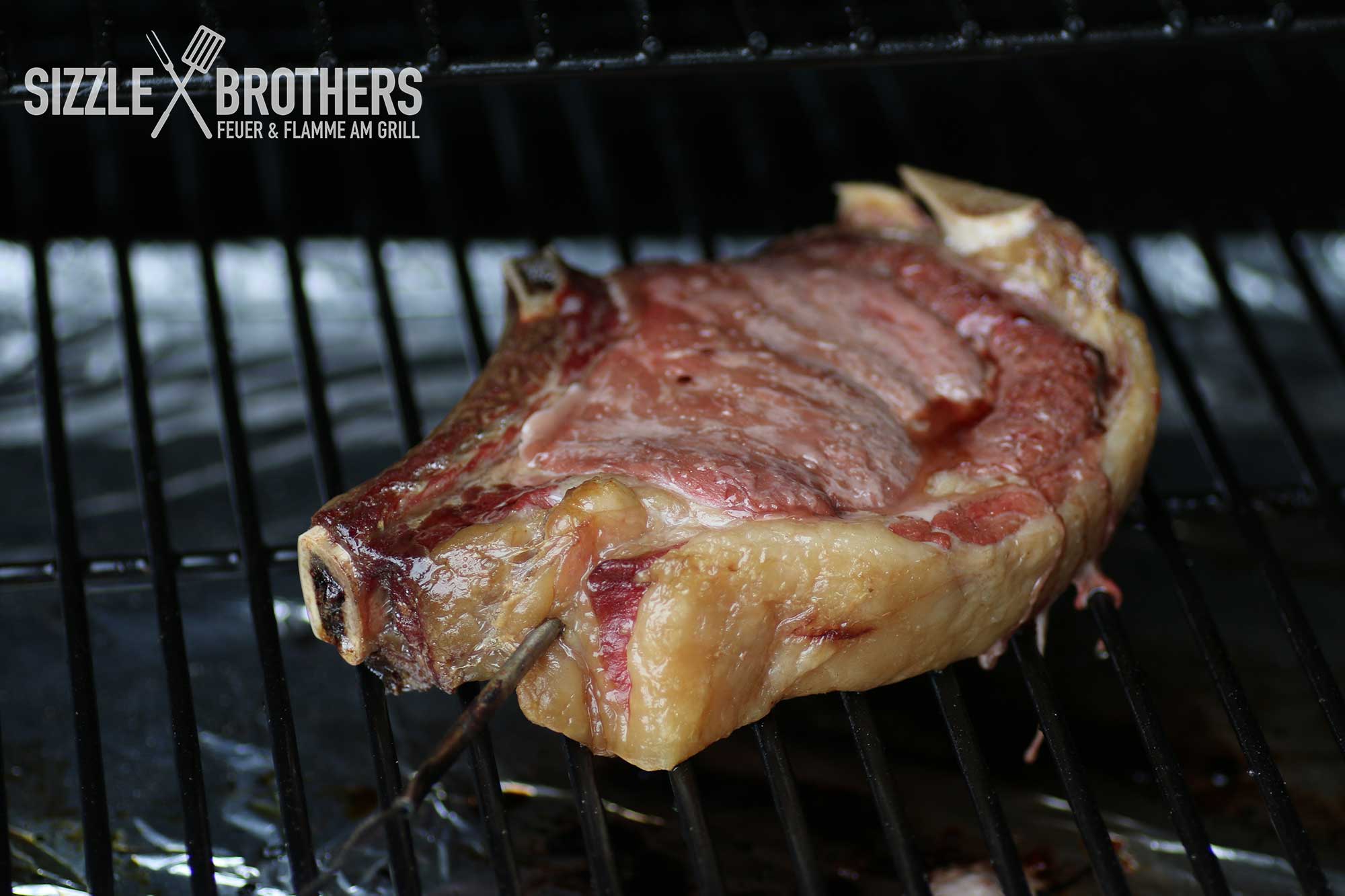 Das Steak gart indirekt auf dem Smoker