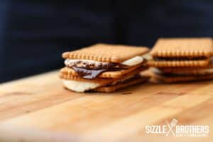 Nach einigen Minuten im Grill sind die S'mores fertig