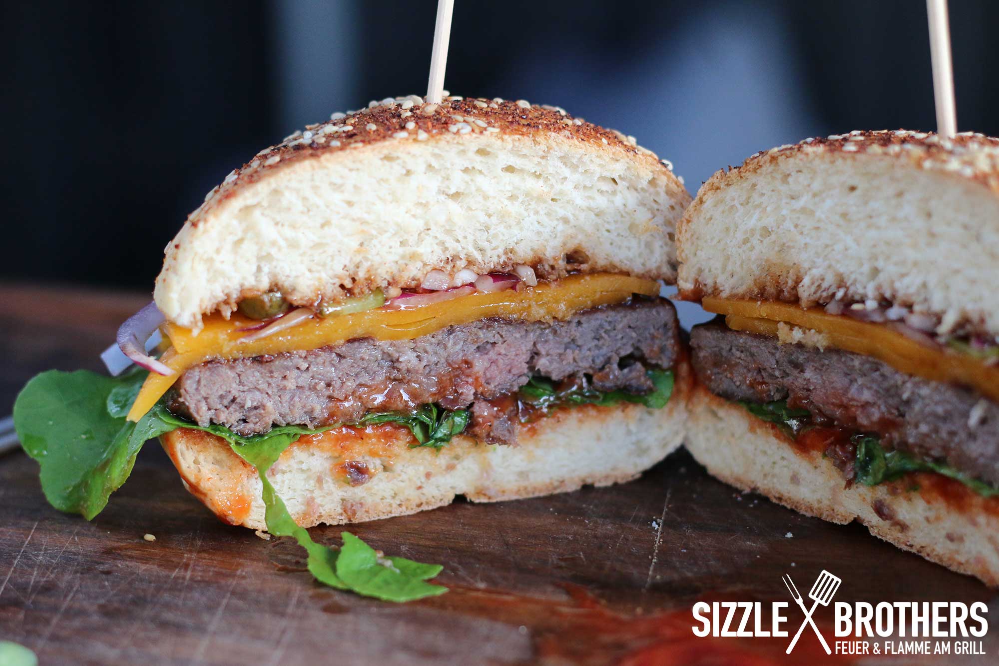 Ein Cheeseburger mittig durchgeschnitten