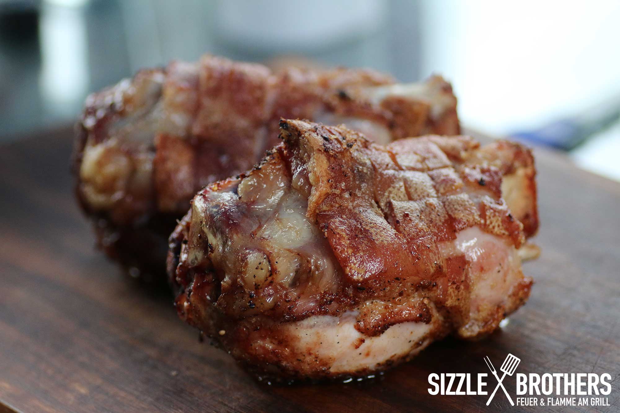 Fertige Schweinshaxe vom Grill