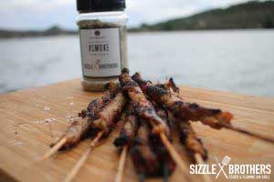 Fertige Grillfackeln kross gegrillt