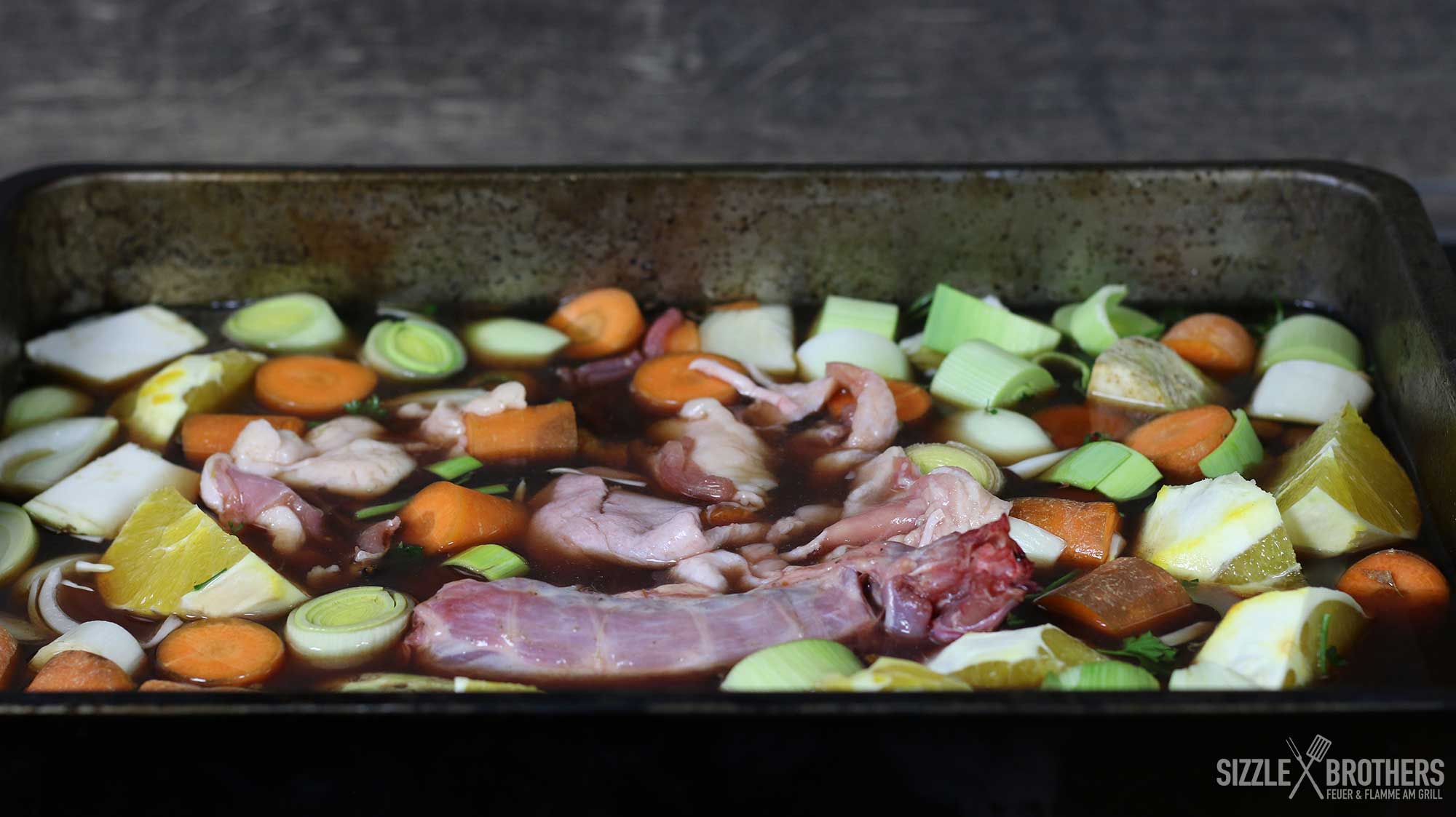 Die Orangensauce wird unter der Ente platziert
