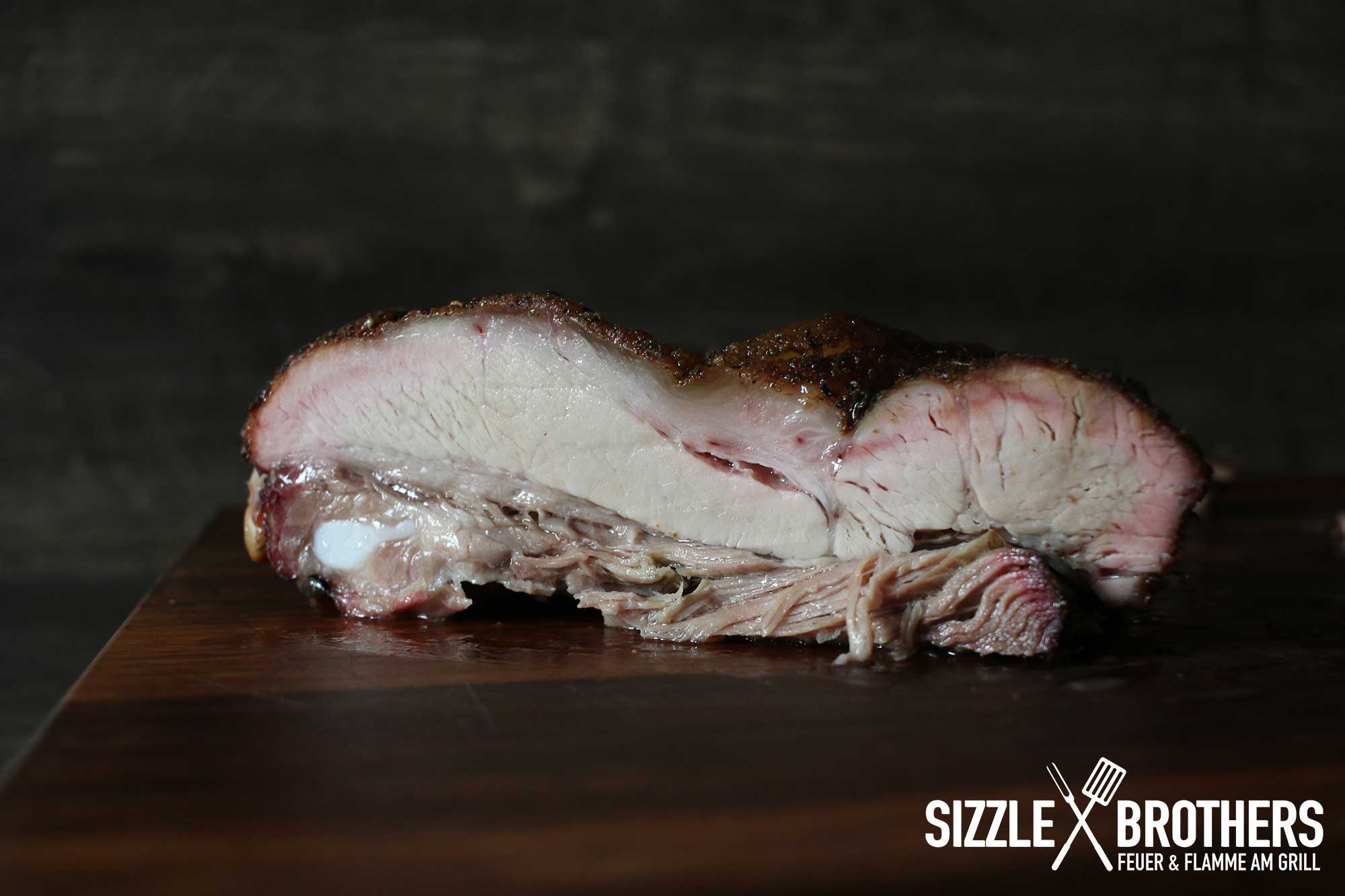 Pulled Pork vom Smoker im Anschnitt mit Rauchring