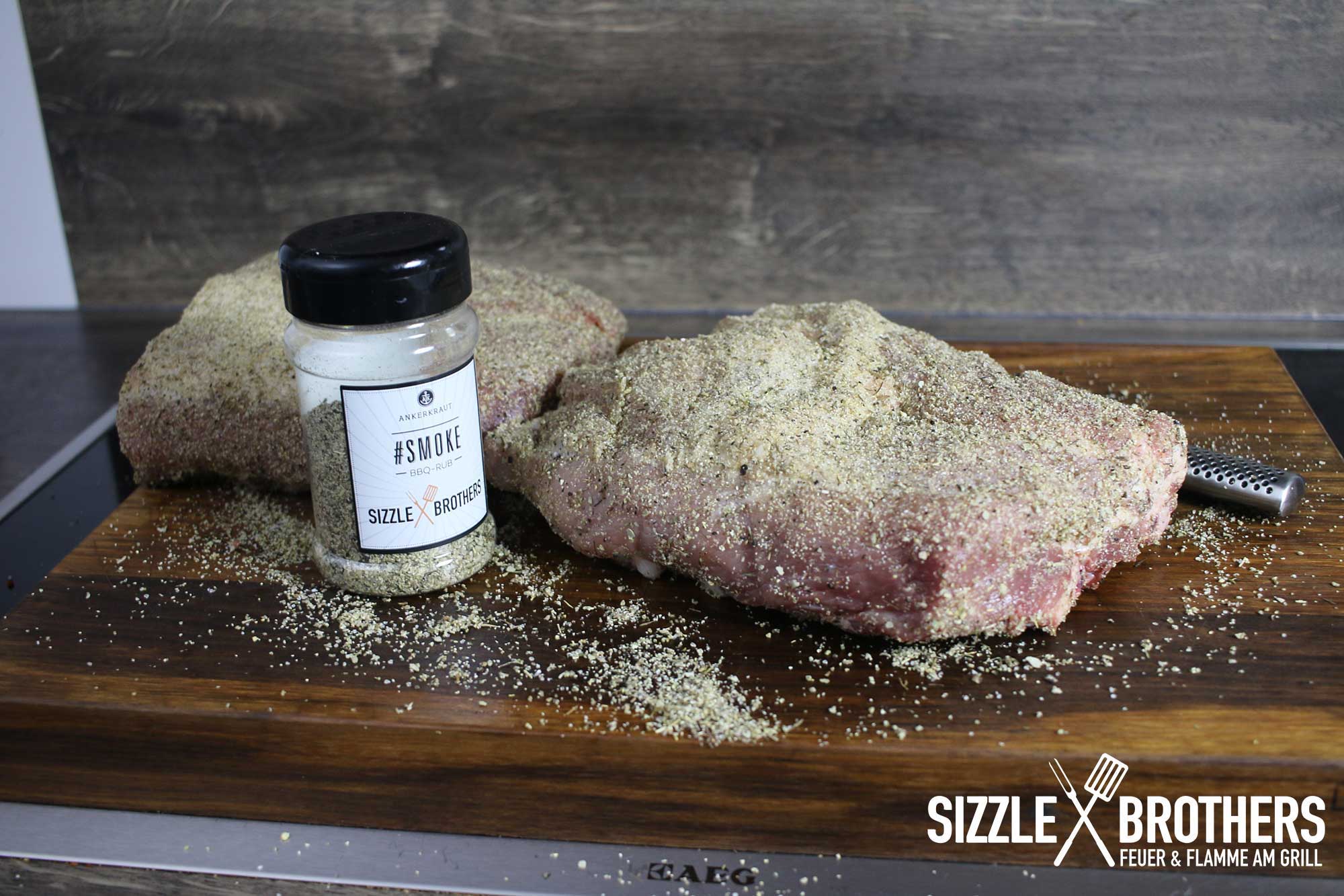 Schweinenacken würzen für Pulled Pork vom Smoker