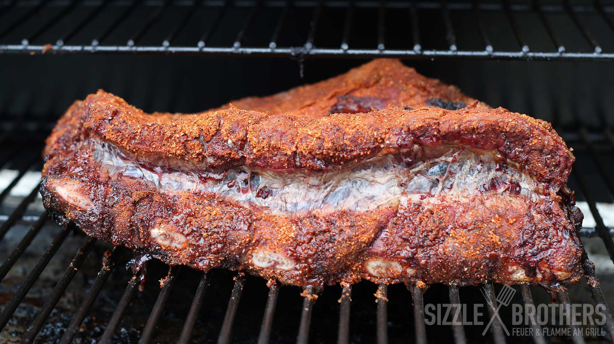 Die Beef Ribs liegen im Smoker