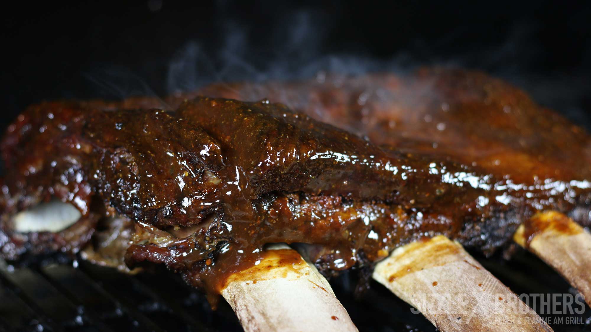 Zuletzt werden die Beef Ribs glasiert