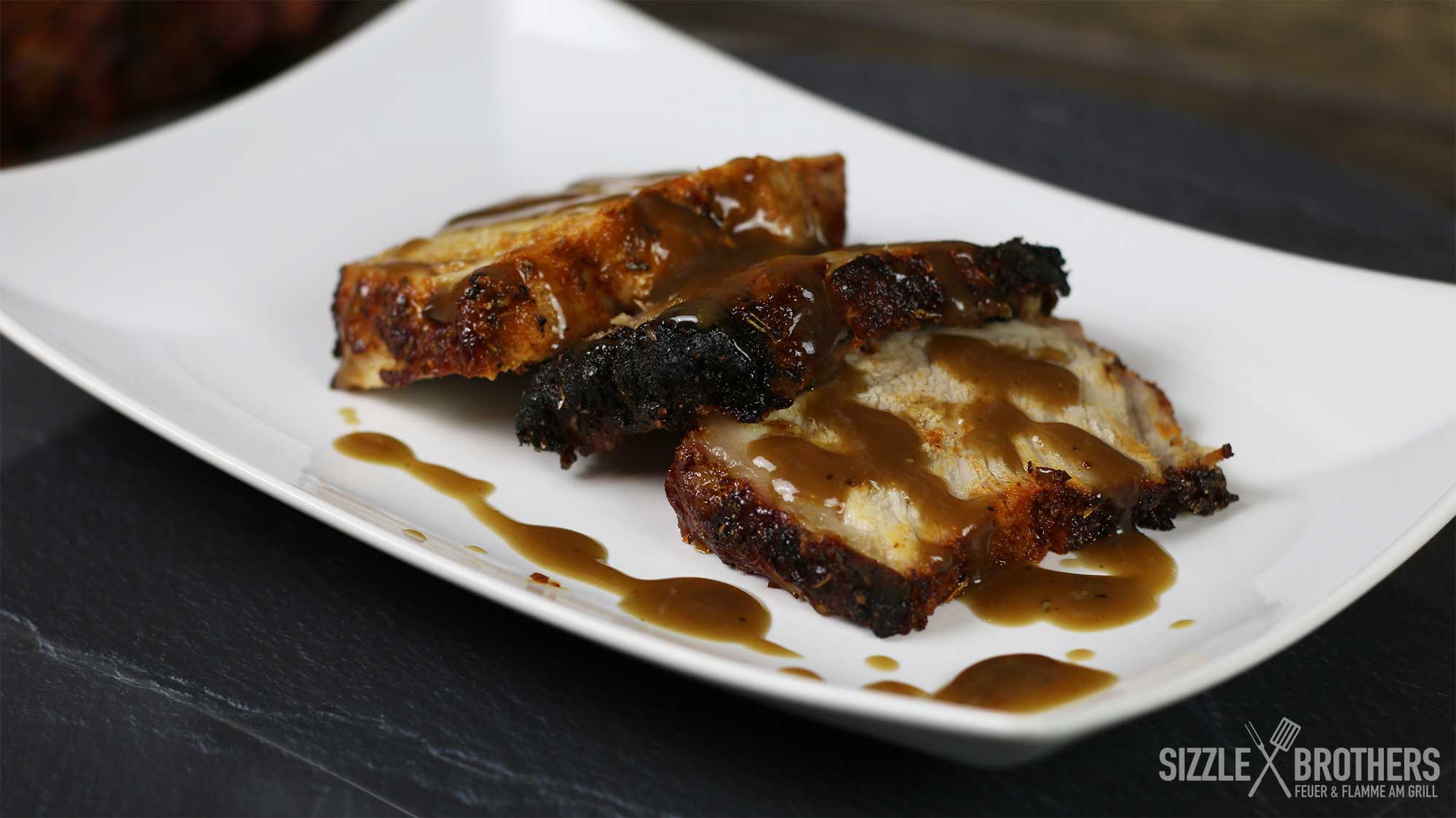 Schweinebraten mit Dunkelbiersauce auf einem Teller
