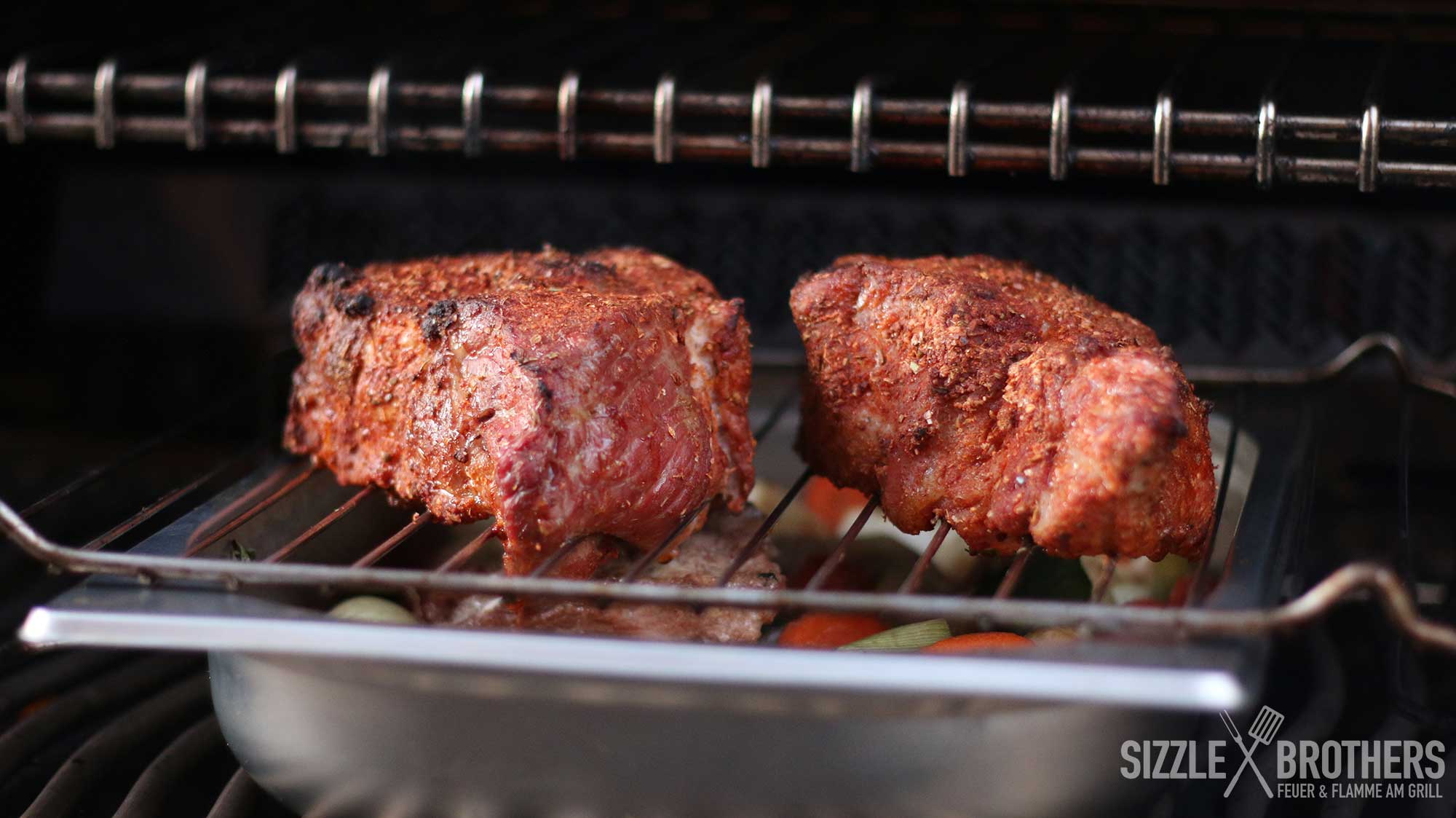 Schweinebraten gewürzt auf dem Grill