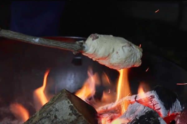 Knackiges Stockbrot über dem offenen Feuer