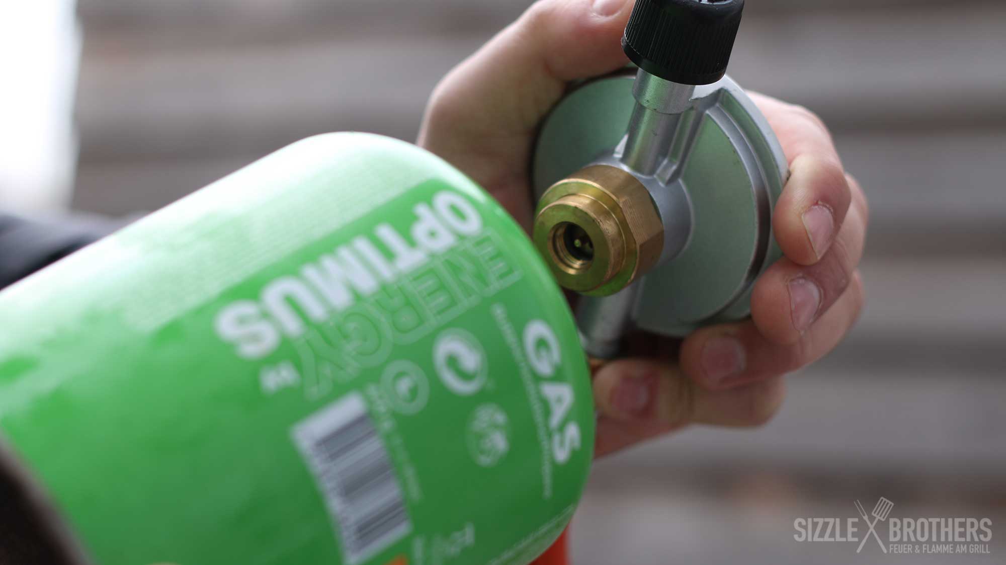 Auch Campinggasflaschen können mithilfe eines Adapters genutzt werden