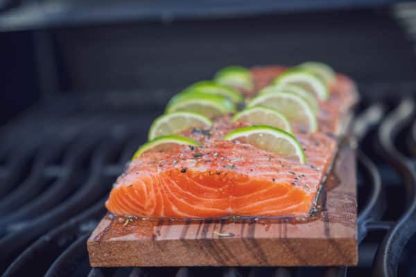 Lachs grillen auf der Planke