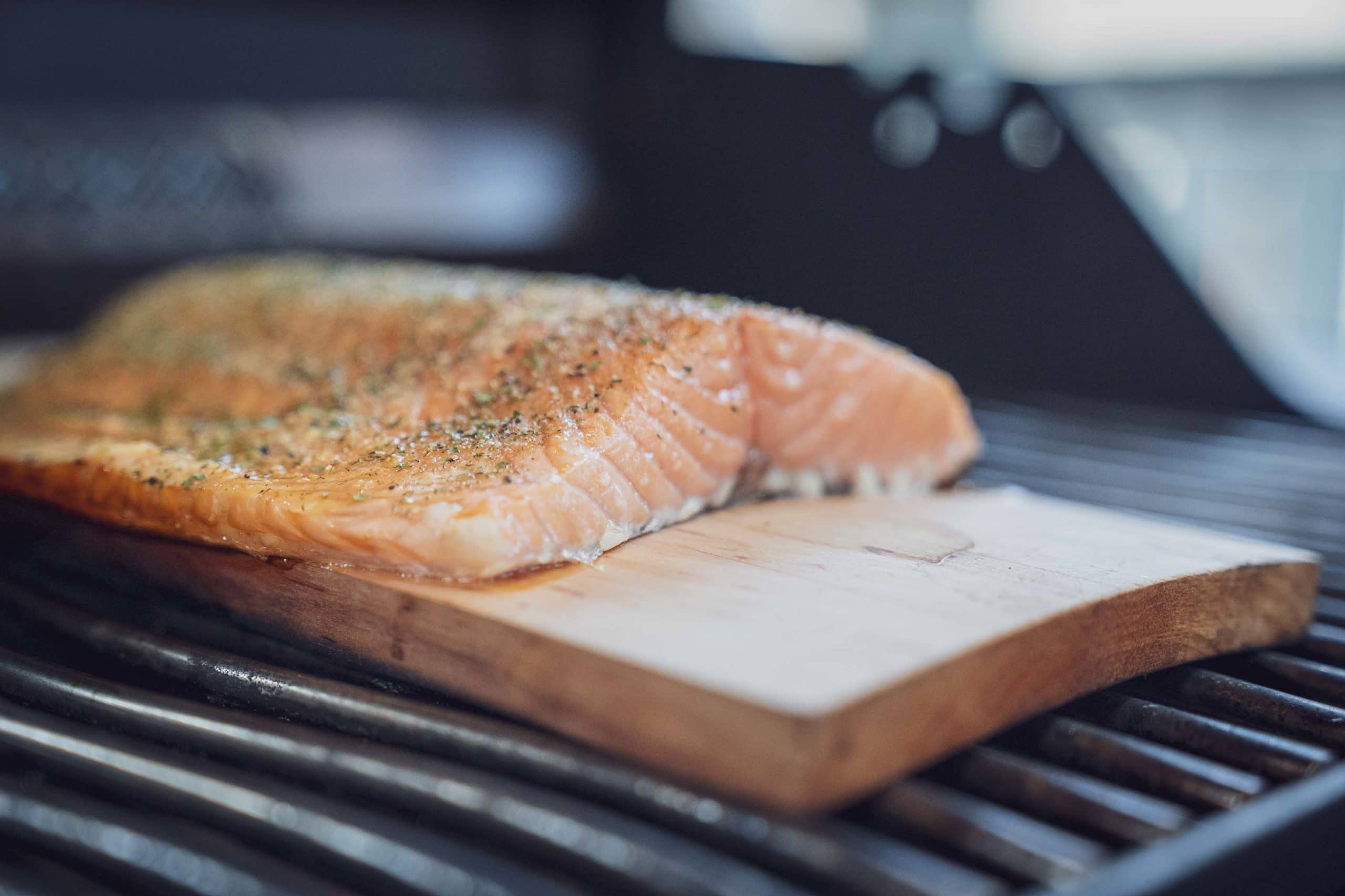 Lachs grillen auf der Planke
