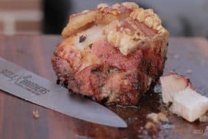 Fertiger Krustenbraten vom Kugelgrill