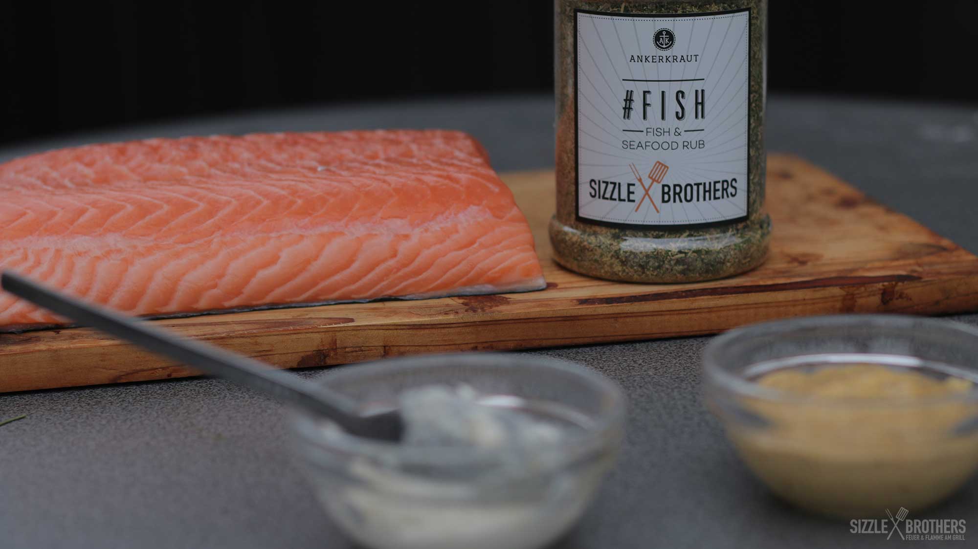 Der Lachs wird zu Pulled Lachs verarbeitet. Die Würze darf auch hier nicht fehlen.