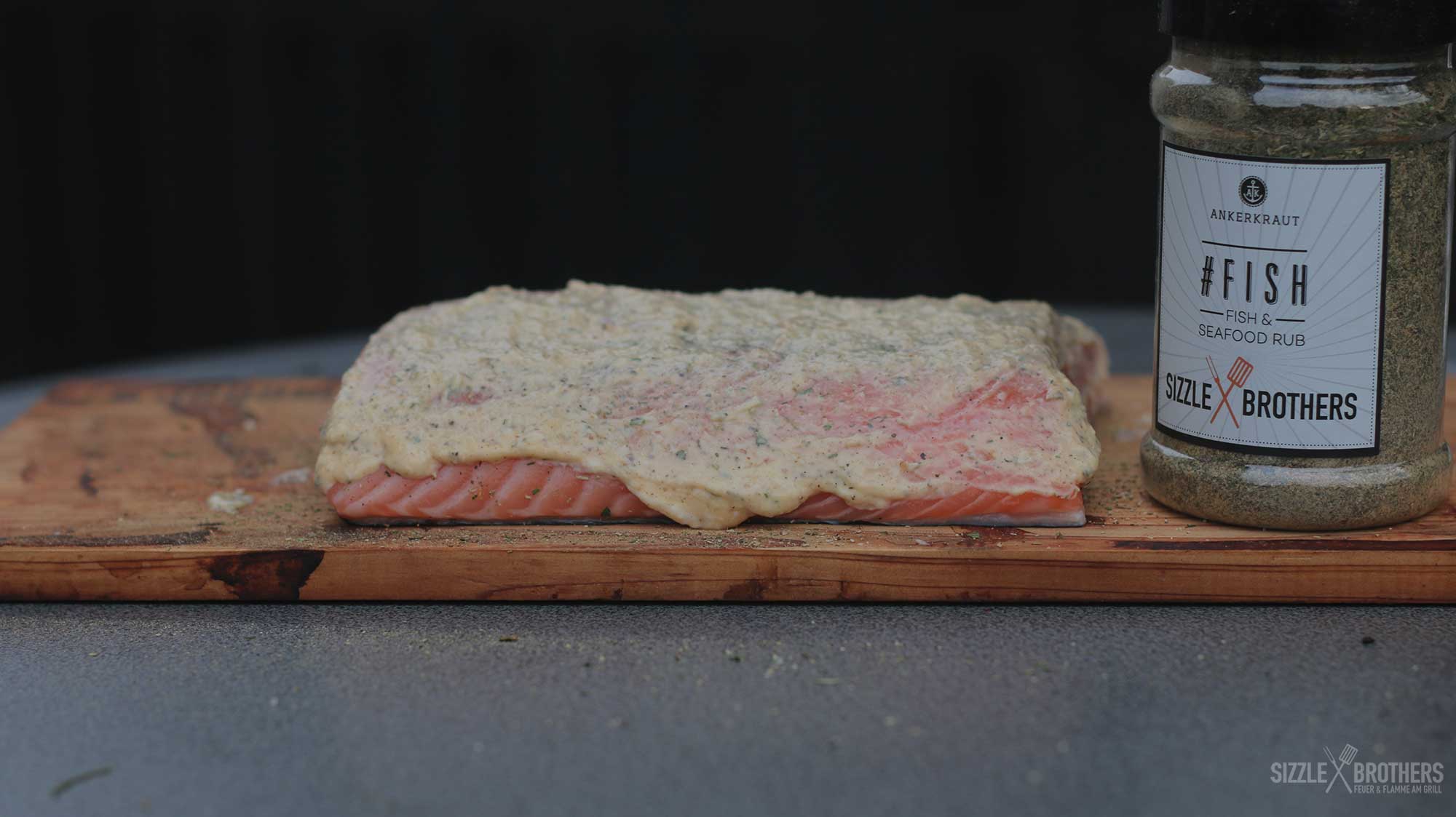 Gewürzter Lachs auf der Zedernholz