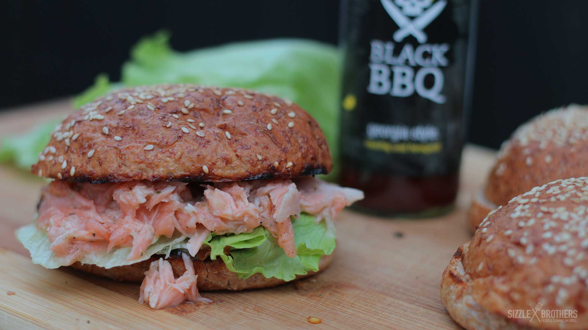 Leckerer Pulled Lachs und eine BBQ-Sauce
